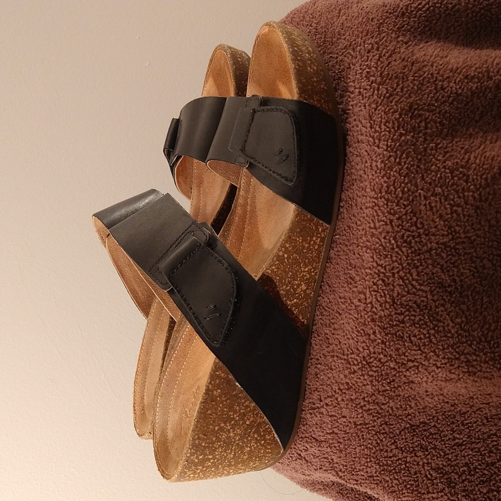 Clark's women's black leather sandals size 11